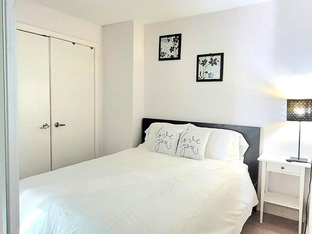 Downtown Spacious Lakeview 2 Beds Salt Water Pool Gym Free Parking Toronto Apartment